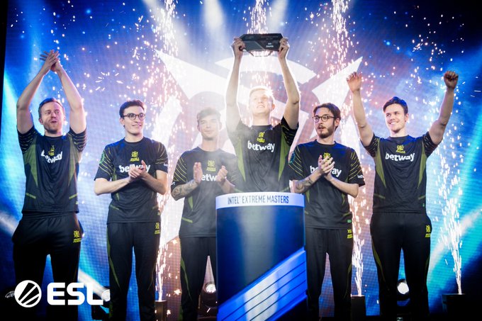 透过他身上 透过他身上